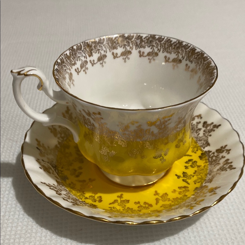 Royal Albert Bone China Yellow Teacup and Saucer with Gold Accents - Picture 4 of 10
